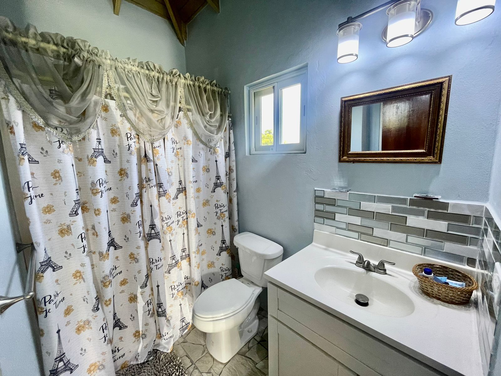 Rent a brand new one-bedroom cottage - Washroom