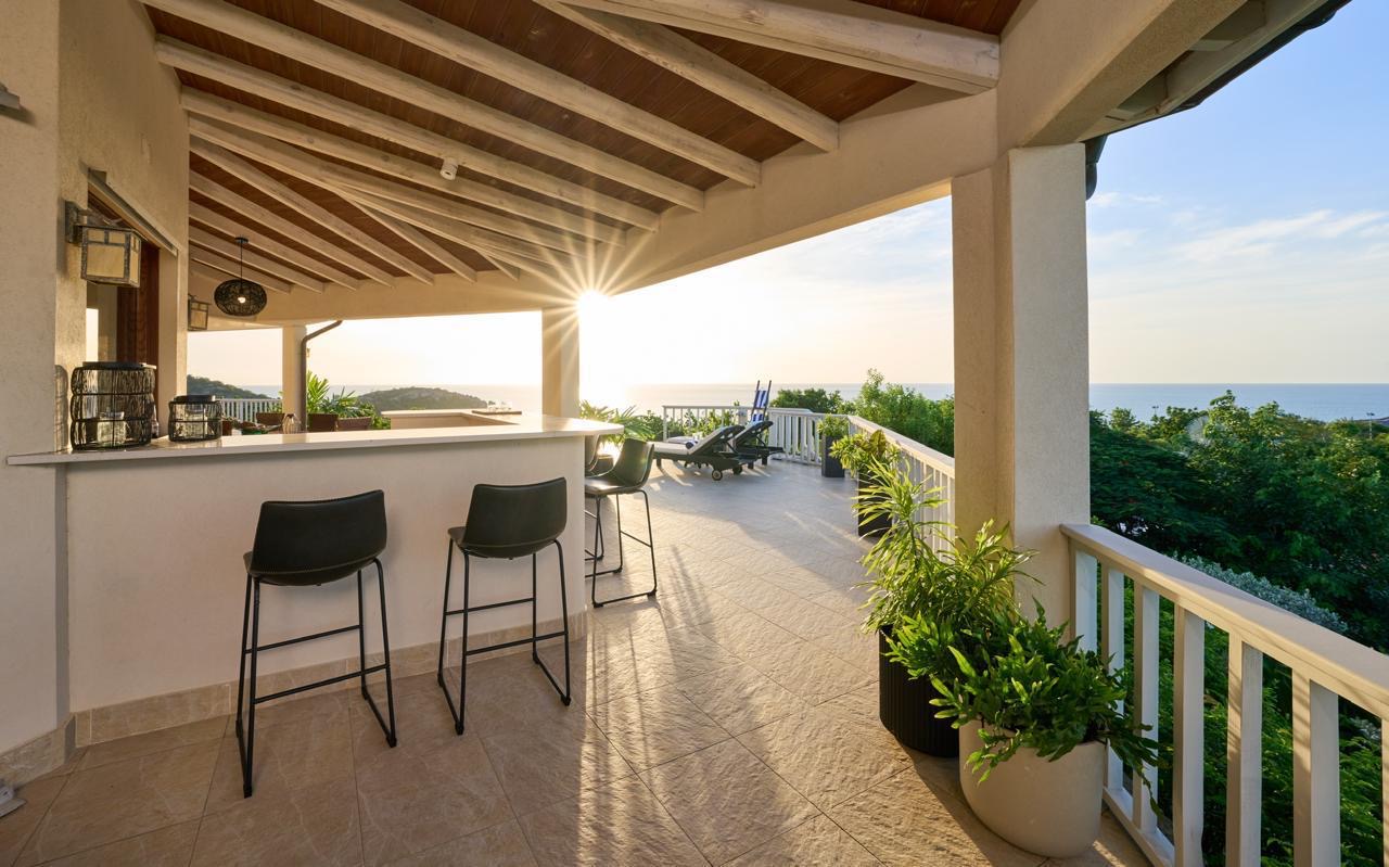 short-term rental properties in Antigua - Balcony sit out
