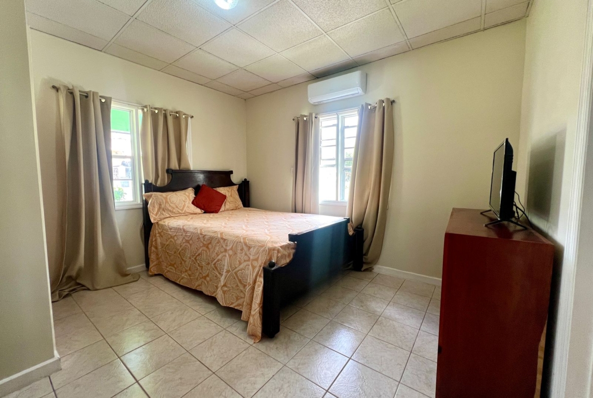 guest room at Emerald Breeze Cottage.