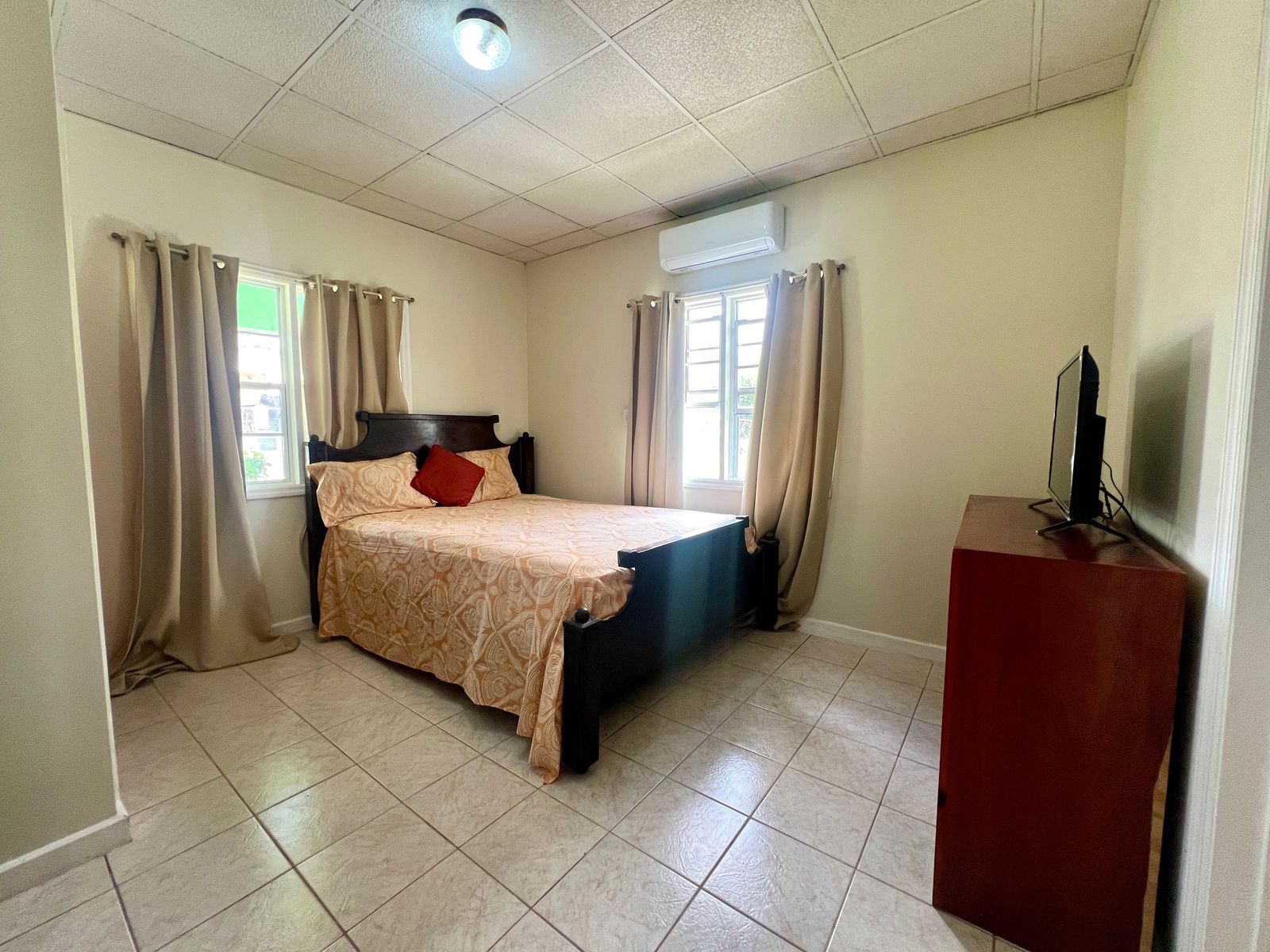 guest room at Emerald Breeze Cottage.