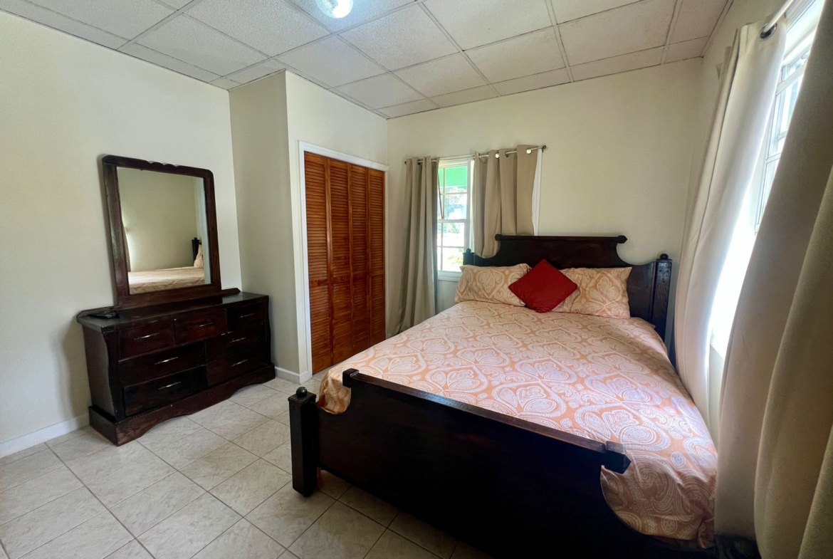 Comfortable guest room at Emerald Breeze Cottage.