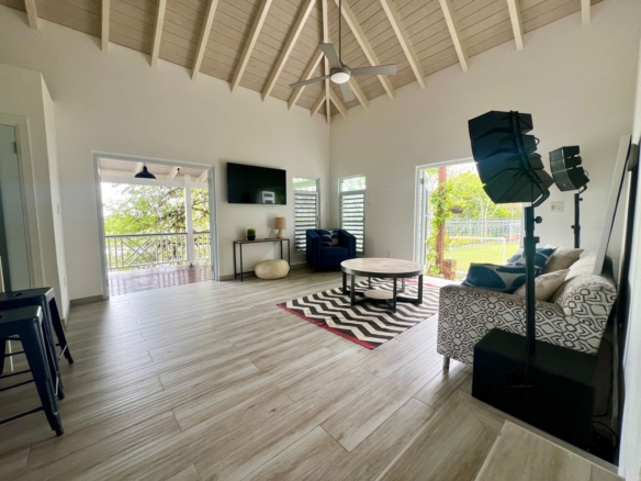 Caribe Cottage - Spacious living area with elegant furnishings