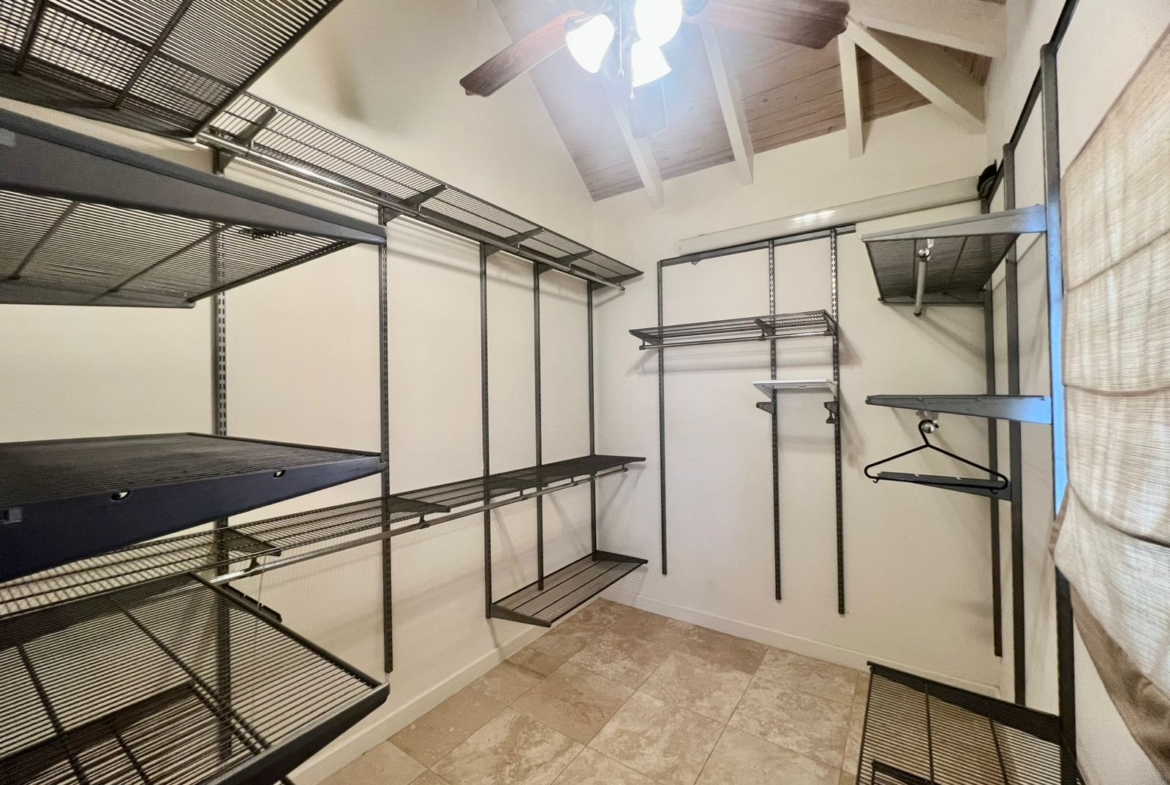 Cedar Valley Heights House for Rent - Shelfs