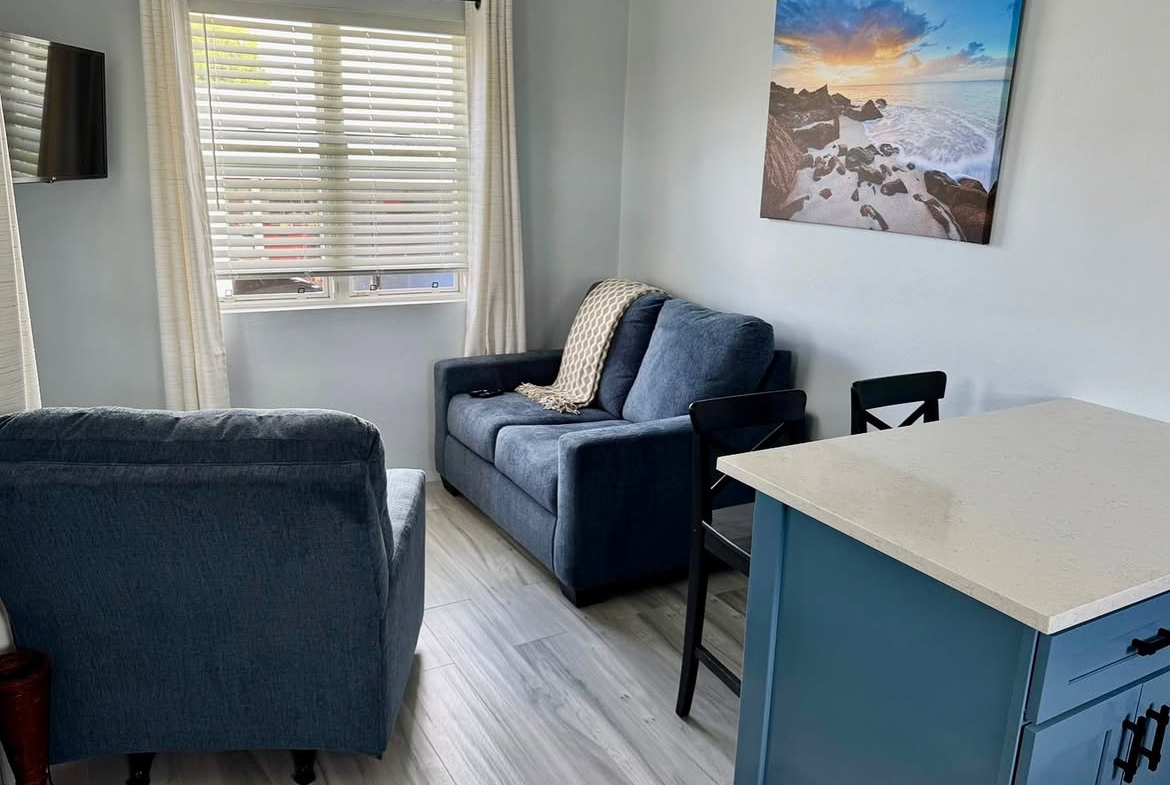 one-bedroom cottage for Rent - Living Room