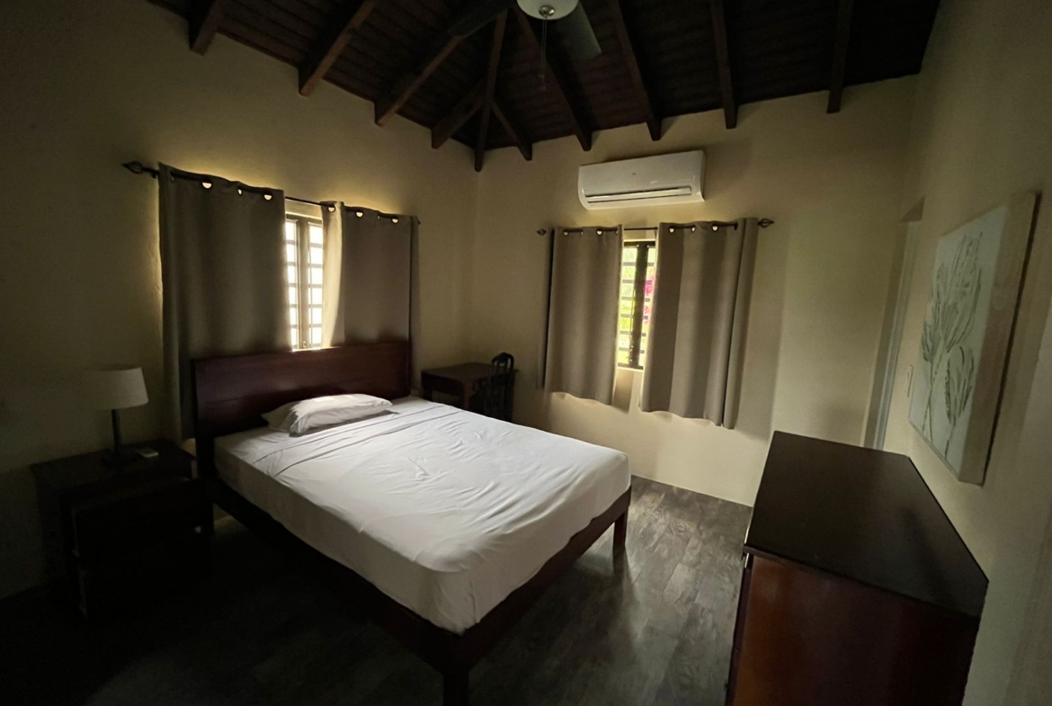 Second bedroom with twin beds