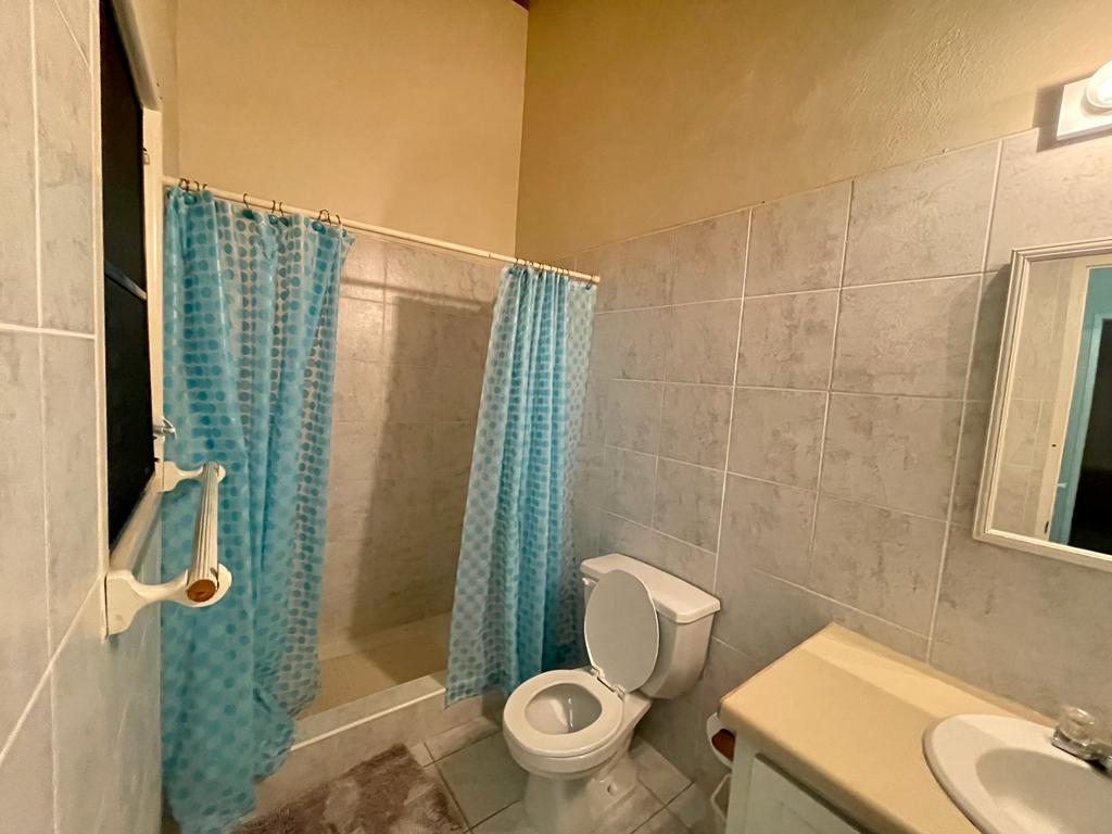 Modern bathroom in 2BR Crosbies home