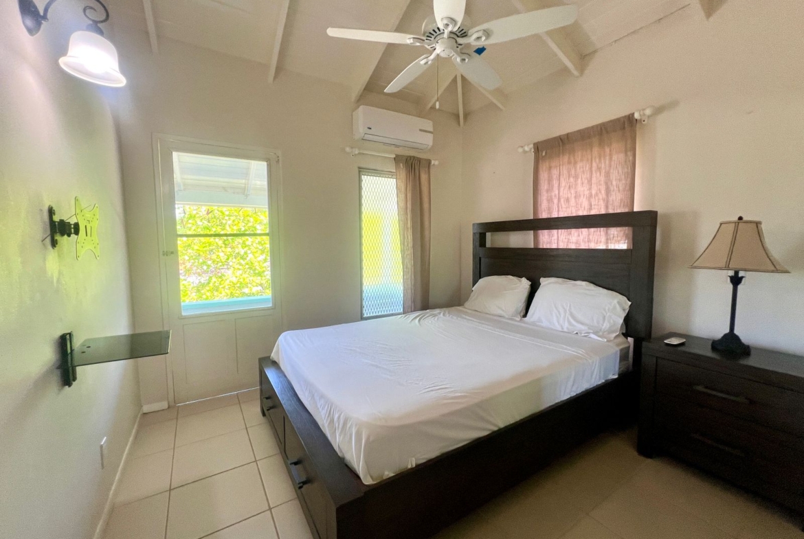 Cozy bedroom with queen bed in Antigua apartment