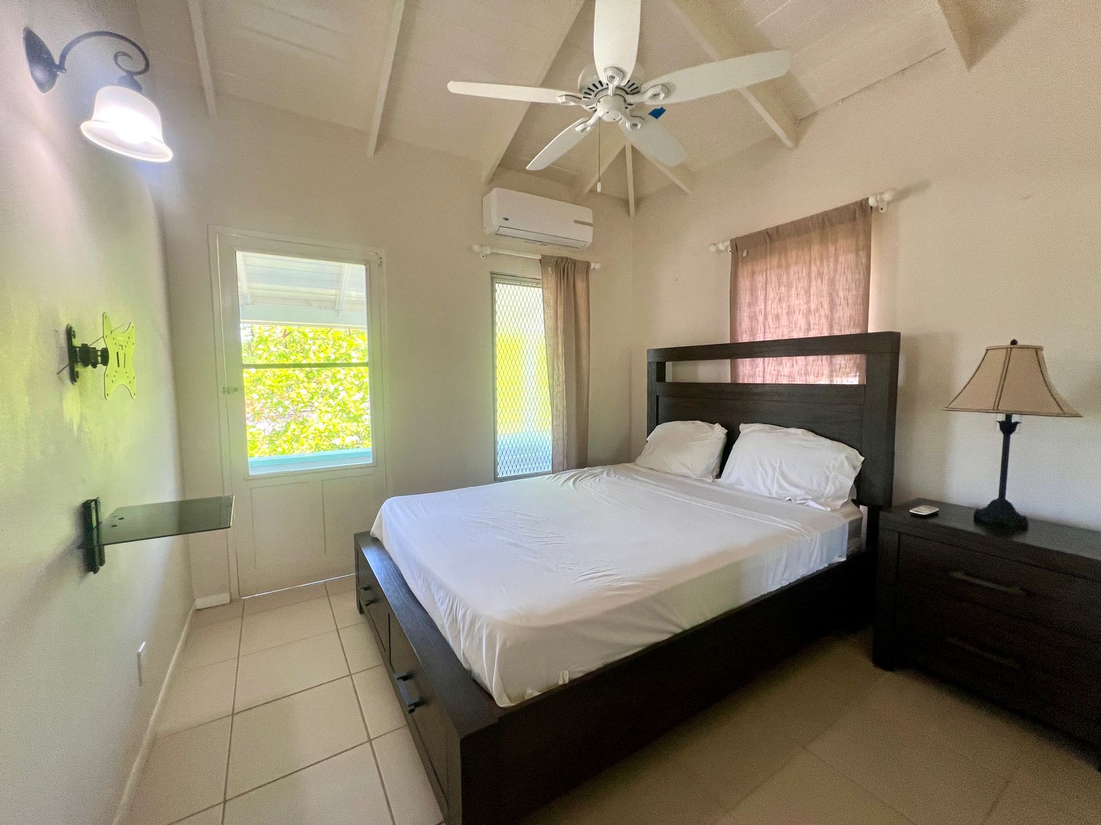 Cozy bedroom with queen bed in Antigua apartment
