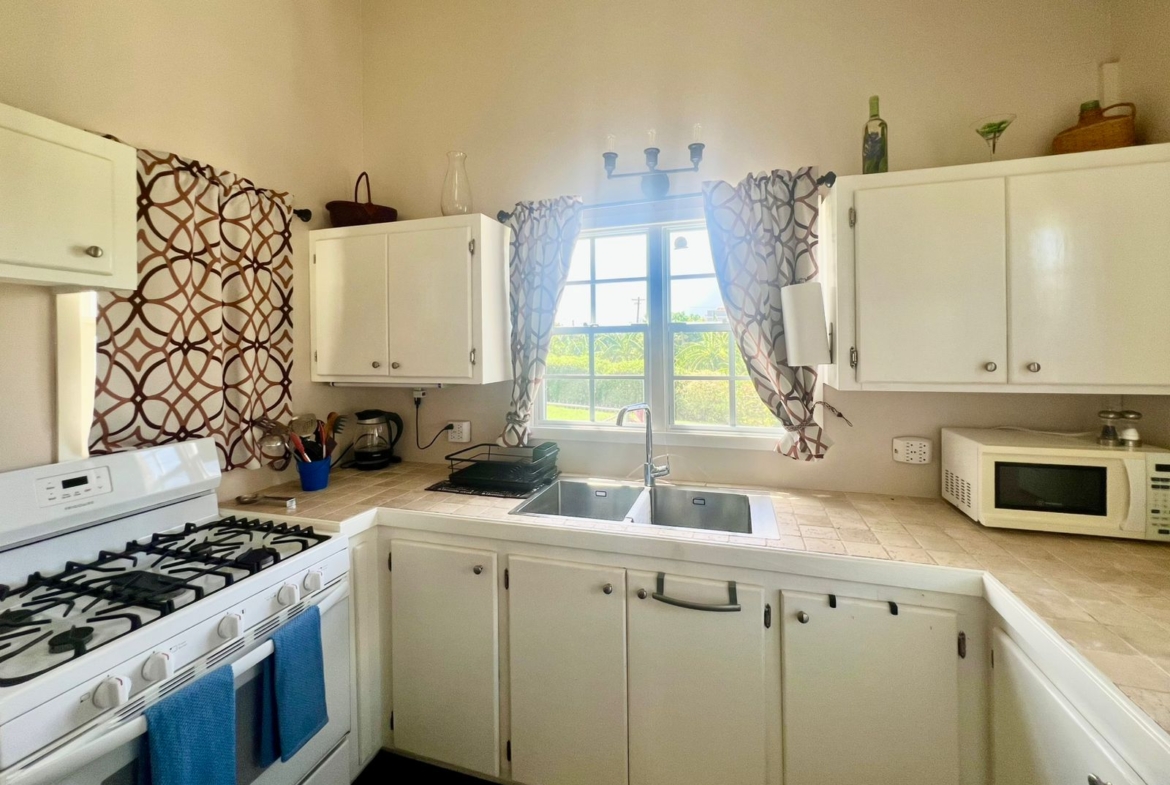Fully furnished kitchen and dining area in Royal Gardens cottage for rent