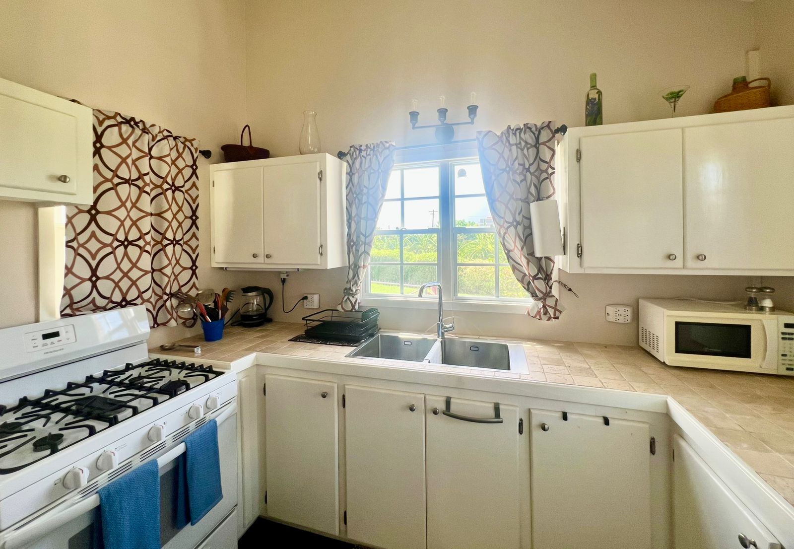 Fully furnished kitchen and dining area in Royal Gardens cottage for rent