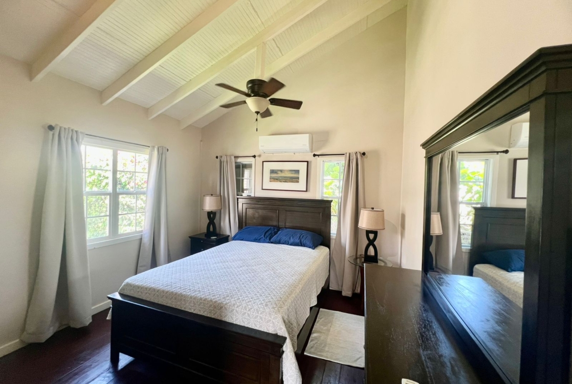 Second bedroom with A/C in pet-friendly Royal Gardens cottage