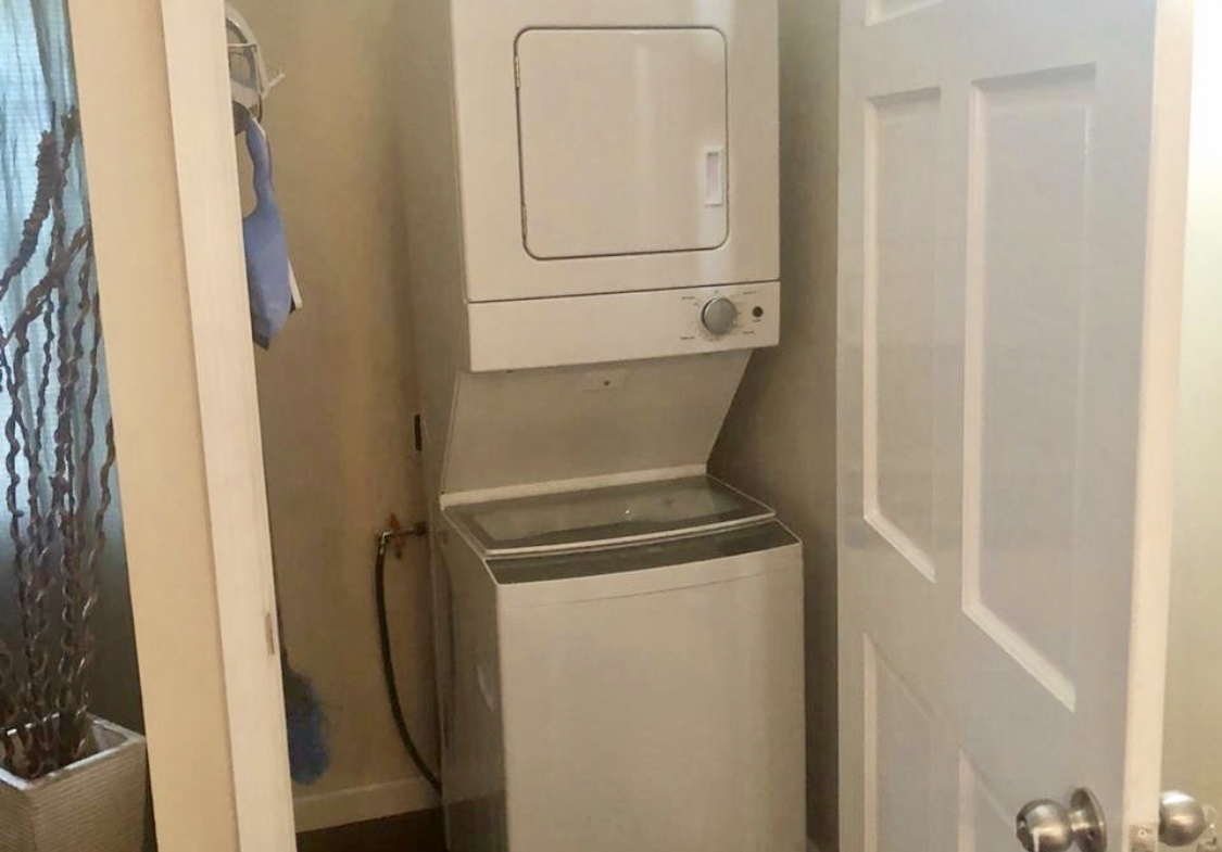 Washer and dryer in laundry area of Royal Gardens rental cottage