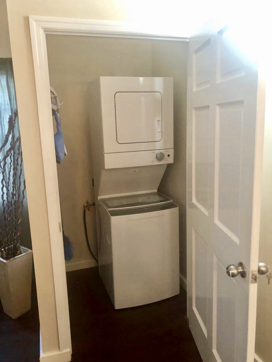 Washer and dryer in laundry area of Royal Gardens rental cottage